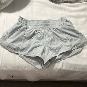 lulu lemon 2.5 inch hotty hot shorts size 6